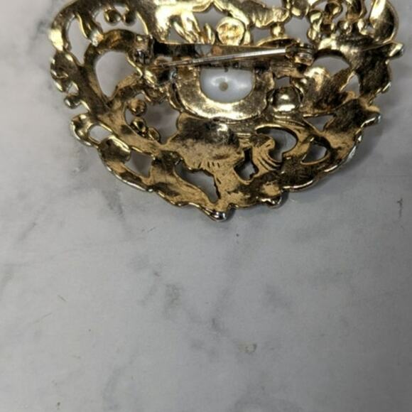 Vintage Gold toned Barouque style simulated pearl cabachon rhinestone brooch pin - Picture 5 of 5